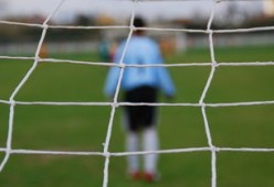 米兰体育网页版-中国足球门将反应时间与扑救角度关系，世界足球门将扑救视频