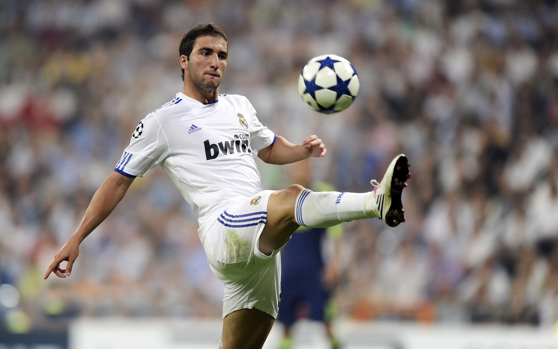 西甲赛场年轻球员表现引发关注